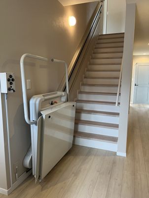 階段と昇降機のある廊下