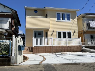 白い塀のある建物