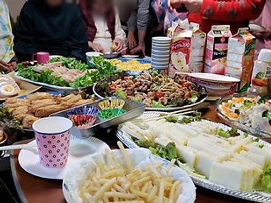 いろいろな食事が並ぶテーブル