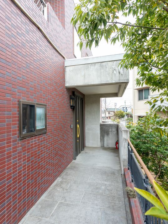 小道と赤レンガの外壁