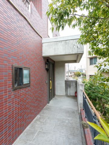 小道と赤レンガの外壁