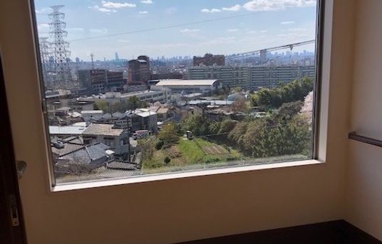 自然光が差し込む窓