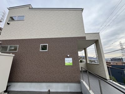 看板のある外観