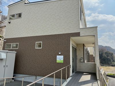 看板のある外観
