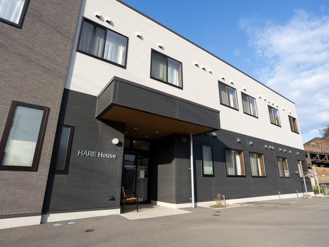 モダンな建物のエントランス 外観 シンプルでモダンなデザインのエントランスが印象的な建物です。清潔感があり、訪れる人を心地よく迎えます。