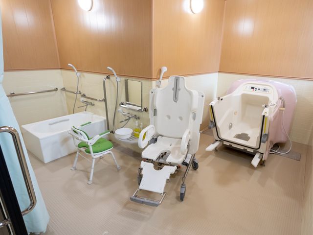 バリアフリー浴室設備 浴槽 設備が整った清潔な浴室で安全な入浴をサポートしており、ご利用者の快適さを考えた設計になっています。