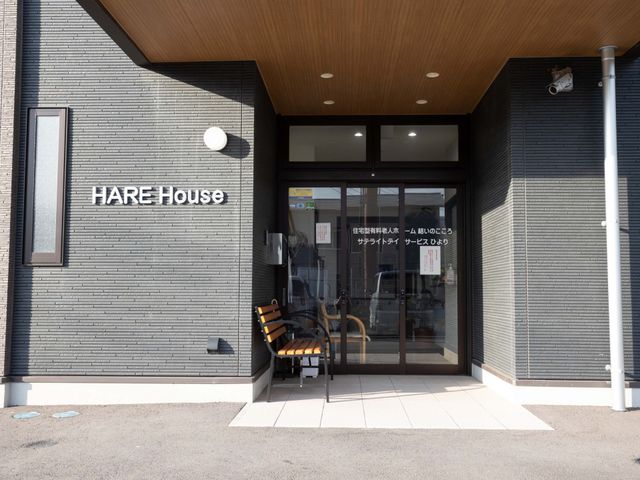 施設のエントランス部分 玄関 清潔感のあるエントランスは、訪れる全ての人をやさしく迎えます。安全のための監視カメラも整備済みです。