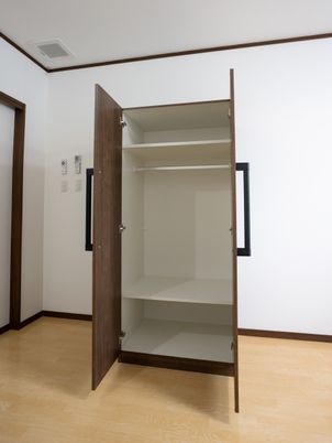 開いたクローゼットの部屋