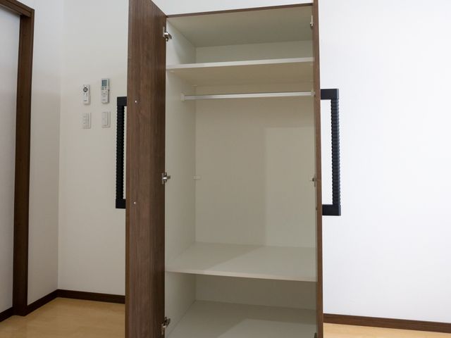 開いたクローゼットの部屋 洋室 個室に備えられた収納スペースは、整理整頓がしやすく使い勝手を考えた設計です。物の出し入れもスムーズにできるため、日々の生活がより快適になります。