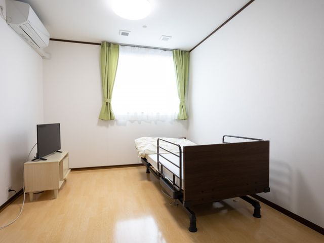 清潔感のある居室 洋室 居心地の良い個室で、日々の生活に必要な家具が整っています。静かな環境で、ゆっくりとお過ごしいただけます。