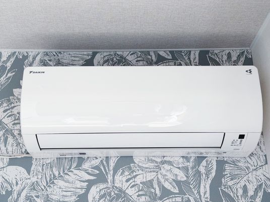 白いエアコンの部屋