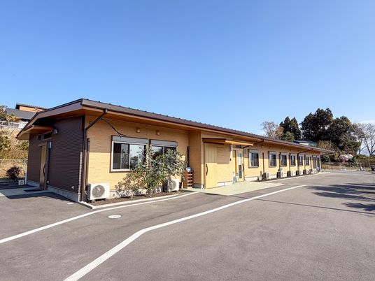 広い建物の外観