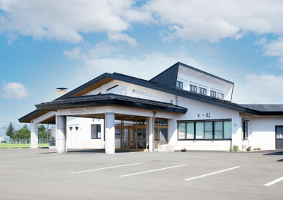 広い駐車場のある施設