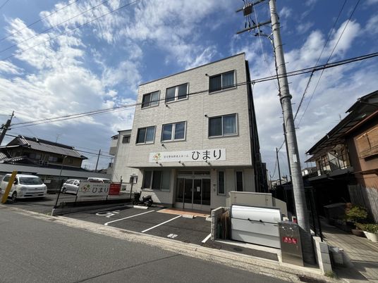 明るい外観の建物