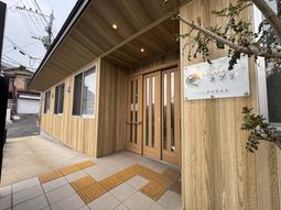 木の温もりが感じられる建物の入り口