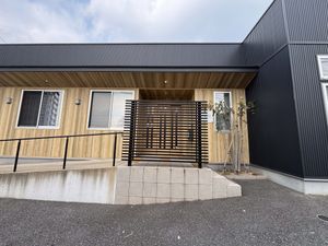 木目調の建物外観