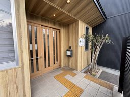 温かみのあるエントランス