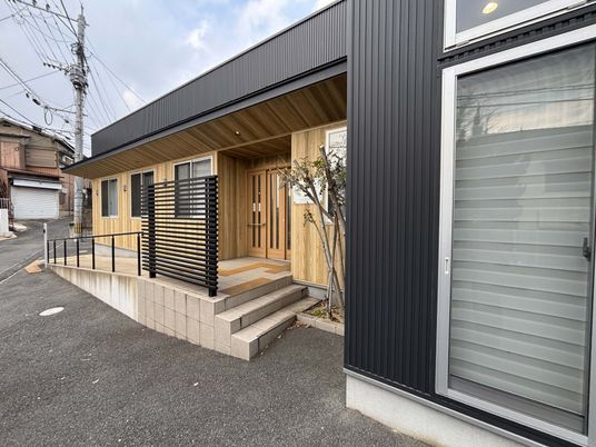 シンプルな外観の建物