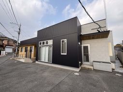 モダンな建物の外観