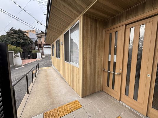 木目調のエントランス