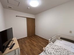 ベッドとテレビの居室
