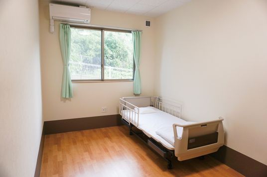 明るい個室の居室  