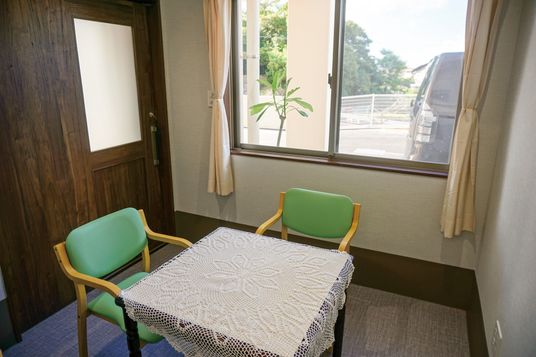 一対の椅子とテーブルがある居室