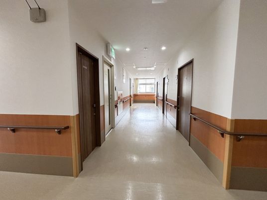 落ち着いた雰囲気の廊下