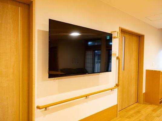 壁掛けテレビのある廊下