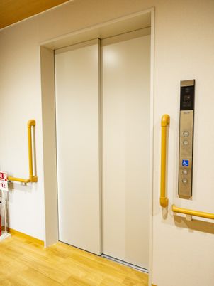 床は木目調のエレベーター