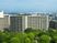 建物外観と緑の景色  