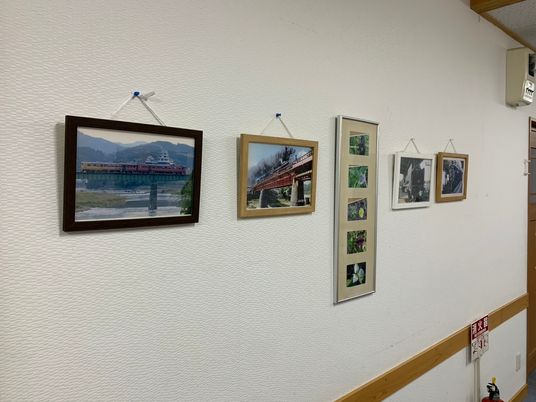 アートが飾られた廊下
