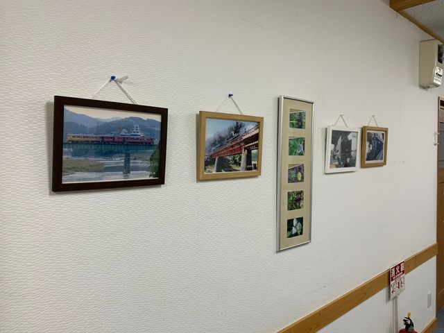 アートが飾られた廊下