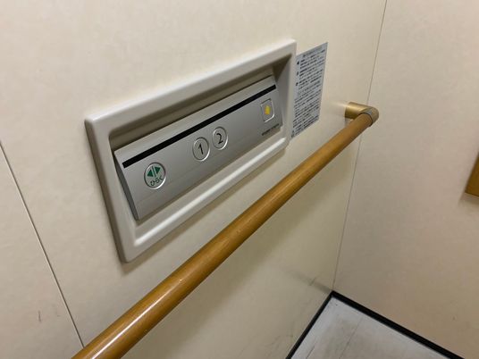 手すり付きの操作盤