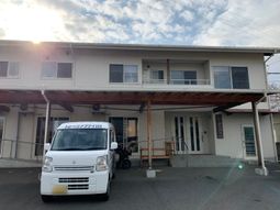 車と建物の外観
