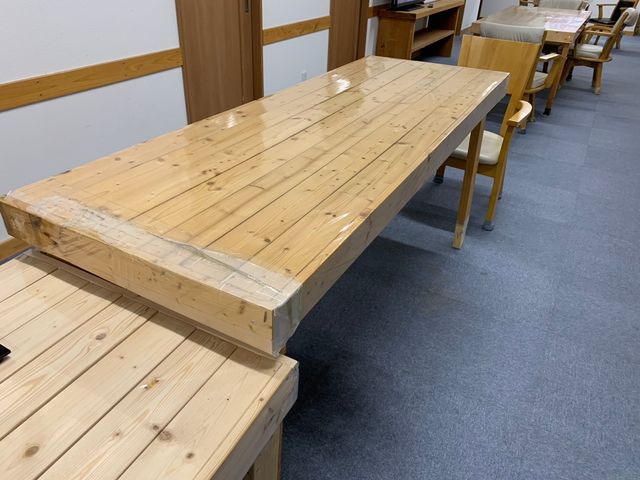 広々としたテーブルのある部屋