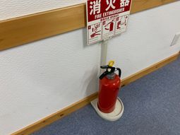 消火器と案内板の廊下