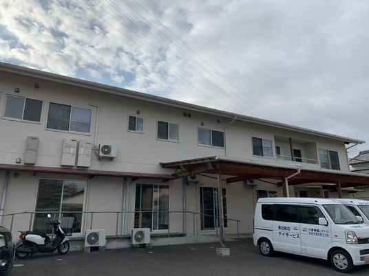 温かい雰囲気の外観