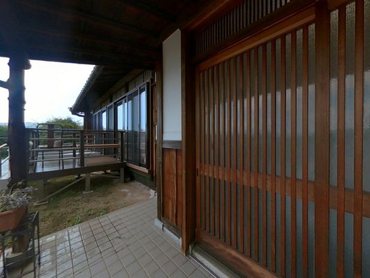 明るい木製の玄関