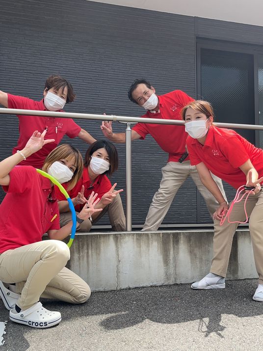 笑顔で会話する職員と入居者