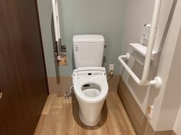 手すり付きのトイレ