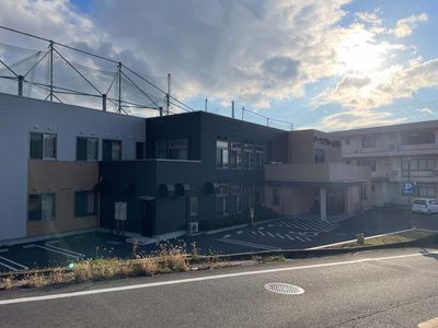 夕日が当たる外観