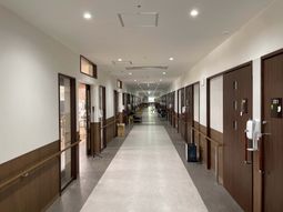 長い廊下の施設