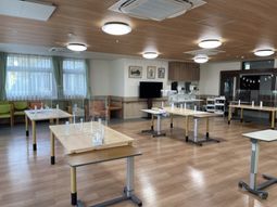 自然光が入る食堂