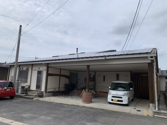 車が駐車された建物外観