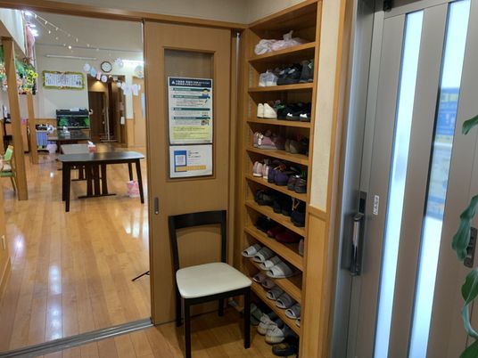 靴棚のある廊下