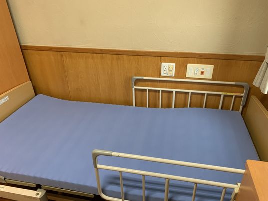 快適な居室のベッド