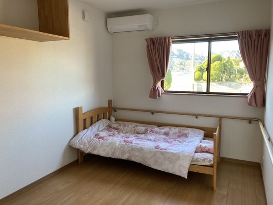 居室の窓とベッド