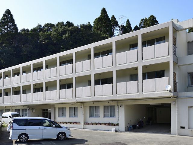 緑に囲まれた建物外観 外観 自然豊かな環境に位置し、静かな佇まいの建物です。平和な雰囲気の中で働くことができます。