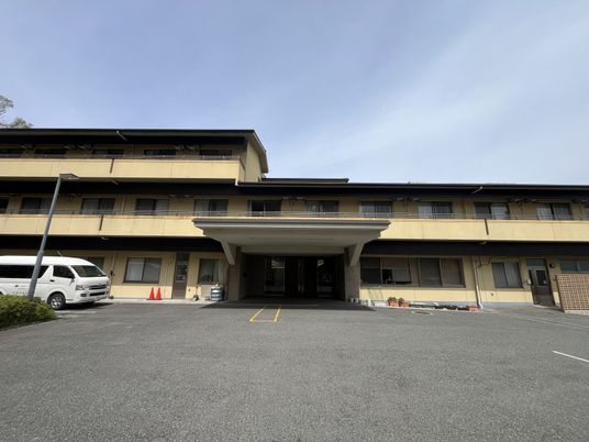 広々とした玄関外観